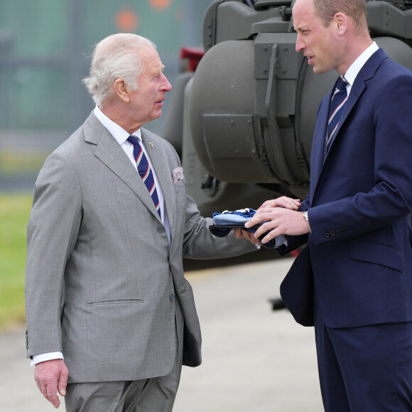 Le roi Charles III d'Angleterre remet officiellement le rôle de colonel en chef de l'Army Air Corps au prince William, prince de Galles à la base militaire Army Aviation Center de Middle Wallop, Hampshire, Royaume Uni, le 13 mai 2024. © Julien Burton/Bestimage 