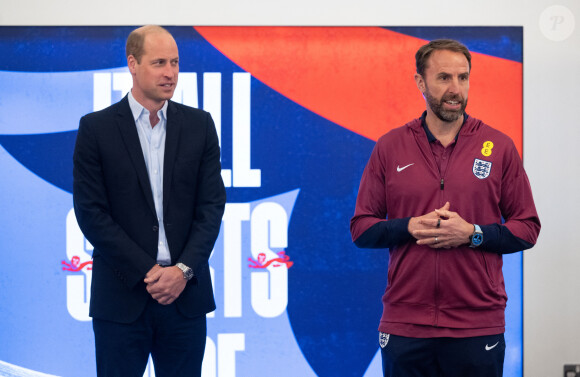 La veille, il assistera en effet au match de l'équipe anglaise pour l'Euro. 
Prince William rencontre Gareth Southgate lors de sa visite du centre d'entraînement St. George's Park pour la préparation de l'UEFA Euro 2024, at St George's Park, Burton on Trent, Staffordshire, UK, le 10 juin 2024. @ Paul Cooper/WPA-Pool