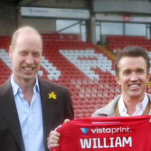 Heureusement, il adore le football. 
Le Prince de Galles visite l'AFC de Wrexham et rencontre le président du club, Rob McElhenney, le 1er mars 2024. 