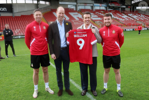 Heureusement, il adore le football. 
Le Prince de Galles visite l'AFC de Wrexham et rencontre le président du club, Rob McElhenney, le 1er mars 2024. 