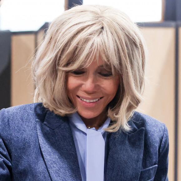 Brigitte Macron - Le président français et la Première dame au bureau de vote du Touquet, pour les élections européennes. Le 9 juin 2024 © Stéphane Lemouton / Bestimage 