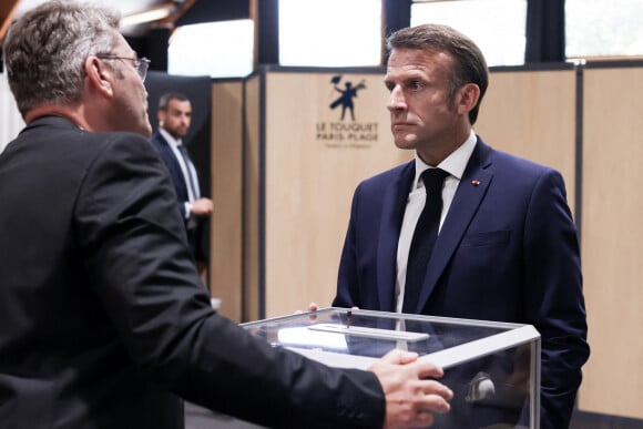 Emmanuel Macron - Le président français et la Première dame au bureau de vote du Touquet, pour les élections européennes. Le 9 juin 2024 © Stéphane Lemouton / Bestimage 