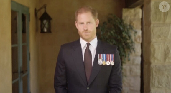 Le prince Harry, duc de Sussex, a honoré son amie le sergent de première classe Elizabeth Marks, en lui remettant le prestigieux prix du soldat de l'année du Military Times. © JLPPA via Bestimage