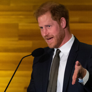 Le prince Harry lors d'un discours à Vancouver le 16 février 2024 pendant le dîner des Invictus Games.