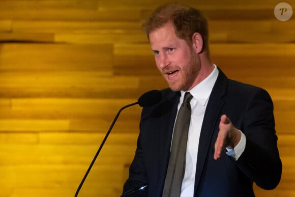 Le prince Harry lors d'un discours à Vancouver le 16 février 2024 pendant le dîner des Invictus Games.