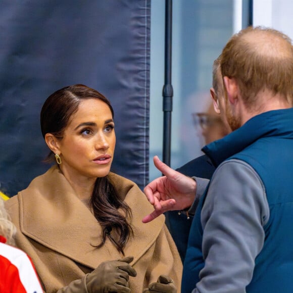 Le prince Harry, duc de Sussex et Meghan Markle, duchesse de Sussex, se joignent participent à un entraînement de curling aux Invictus Games Vancouver Whistler 2025, au Hillcrest Community Centre, Vancouver, Colombie-Britannique, Canada, le 16 février 2024.