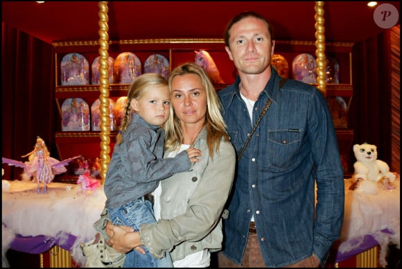 Un moment difficile au cours duquel mère et fille sauront se soutenir comme il se doit !
Emmanuel Petit, Agathe de la Fontaine et leur fille Zoé - Soirée pour la sortie du DVD Barbie et le cheval magique au cirque d'hiver à Paris