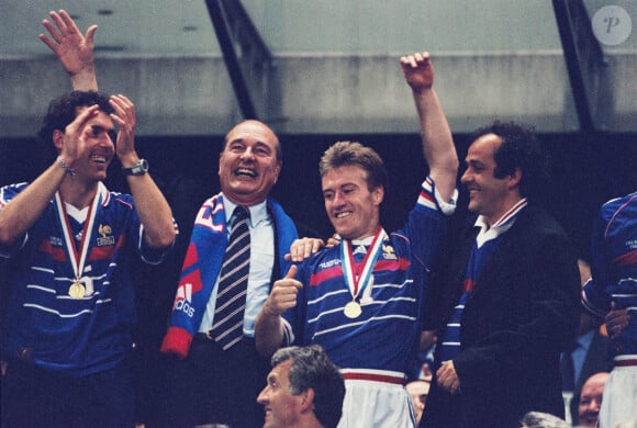 Le président Jacques Chirac, entouré des coéquipiers de l'équipe de France, Laurent Blanc, Didier Deschamps et Michel Platini, célèbre le match de la finale de la Coupe du monde de football entre la France et le Brésil au Stade de France à Saint-Denis, près de Paris, en France, le 12 juillet 1998. La France s'est imposée 3-0. Photo par Lionel Hahn/ABACAPRESS.COM