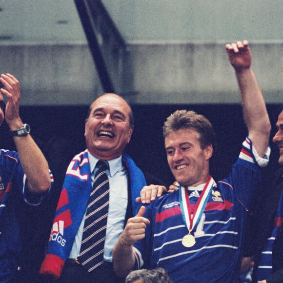 Le président Jacques Chirac, entouré des coéquipiers de l'équipe de France, Laurent Blanc, Didier Deschamps et Michel Platini, célèbre le match de la finale de la Coupe du monde de football entre la France et le Brésil au Stade de France à Saint-Denis, près de Paris, en France, le 12 juillet 1998. La France s'est imposée 3-0. Photo par Lionel Hahn/ABACAPRESS.COM