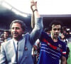 Il y a 40 ans, Platini avait été le héros de l'Euro en France.L'entraîneur français Michel Hidalgo (à gauche) célèbre la victoire du Championnat d'Europe avec le joueur vedette Michel Platini (à droite), le 27 juin 1984. Photo par Peter Robinson/PA Photos/ABACAPRESS.COM