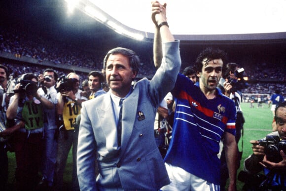 Il y a 40 ans, Platini avait été le héros de l'Euro en France.L'entraîneur français Michel Hidalgo (à gauche) célèbre la victoire du Championnat d'Europe avec le joueur vedette Michel Platini (à droite), le 27 juin 1984. Photo par Peter Robinson/PA Photos/ABACAPRESS.COM