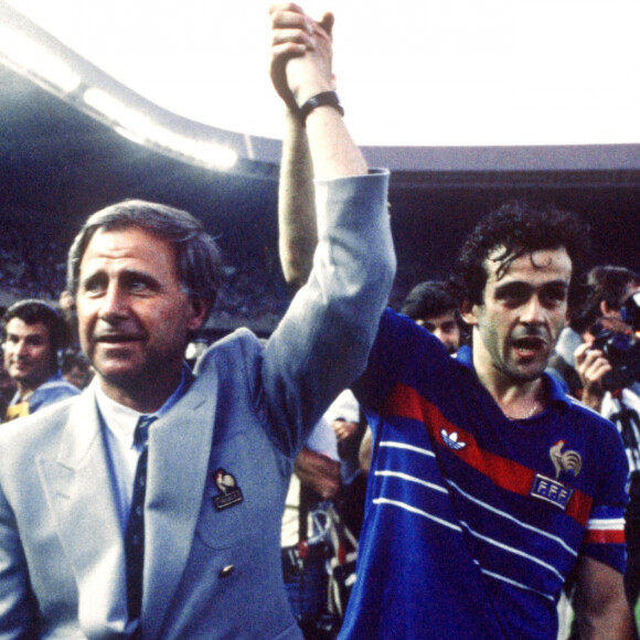 Il y a 40 ans, Platini avait été le héros de l'Euro en France.L'entraîneur français Michel Hidalgo (à gauche) célèbre la victoire du Championnat d'Europe avec le joueur vedette Michel Platini (à droite), le 27 juin 1984. Photo par Peter Robinson/PA Photos/ABACAPRESS.COM