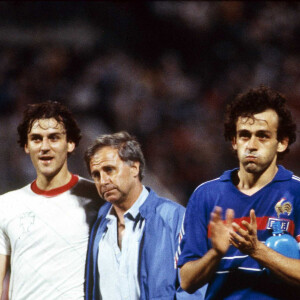 Patrick Batistion, Michel Hidalgo et Michel Platini lors du match France-Portugal du championnat d'Europe des nations 1984. Photo par Look Press Agency/Photoshot/ABACAPRESS.COM