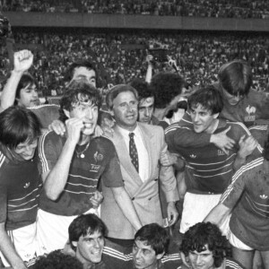 L'équipe de France applaudit sa victoire à l'Euro de l'UEFA, le 27 juin 1984, au Parc des Princes à Paris, avec son entraîneur Michel Hidalgo (costume et cravate). L'équipe de France bat l'Espagne en finale par 2 à 0 et remporte la coupe pour la première fois. Michel Platini (couvert), l'excellent joueur de l'équipe de France, se tient derrière Hidalgo. Photo de Roland Witschel/DPA/ABACAPRESS.COM