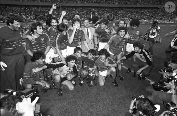 L'équipe de France applaudit sa victoire à l'Euro de l'UEFA, le 27 juin 1984, au Parc des Princes à Paris, avec son entraîneur Michel Hidalgo (costume et cravate). L'équipe de France bat l'Espagne en finale par 2 à 0 et remporte la coupe pour la première fois. Michel Platini (couvert), l'excellent joueur de l'équipe de France, se tient derrière Hidalgo. Photo de Roland Witschel/DPA/ABACAPRESS.COM