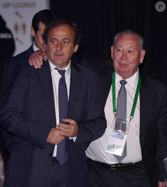 Football 64 Congrès de la FIFA à Sao Paulo 2014 10 06 2014 Michel Platini, vice-président de la FIFA et président de l'UEFA, embrasse Just Fontaine, recordman des buts en Coupe du monde 1958. Photo par Imago/ABACAPRESS.COM