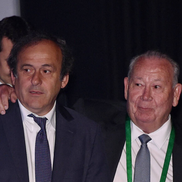 Football 64 Congrès de la FIFA à Sao Paulo 2014 10 06 2014 Michel Platini, vice-président de la FIFA et président de l'UEFA, embrasse Just Fontaine, recordman des buts en Coupe du monde 1958. Photo par Imago/ABACAPRESS.COM