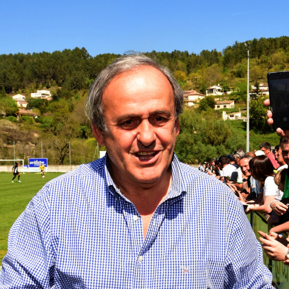 L'ancien joueur y possède également un restaurant.Exclusif - Michel Platini (parrain de l'événement) - Match de football caritatif du Variétés Club de France contre l'union départementale des pompiers de l'Ardèche au profit des pilotes de canadairs décédés en mission au Stade Georges Marquand à Aubenas en Ardèche le 18 avril 2022. © Romain Doucelin/Bestimage 