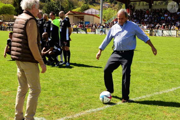 Hervé Rivelli, Michel Platini (parrain de l'événement) - Match de football caritatif du Variétés Club de France contre l'union départementale des pompiers de l'Ardèche au profit des pilotes de canadairs décédés en mission au Stade Georges Marquand à Aubenas en Ardèche le 18 avril 2022. © Romain Doucelin/Bestimage 