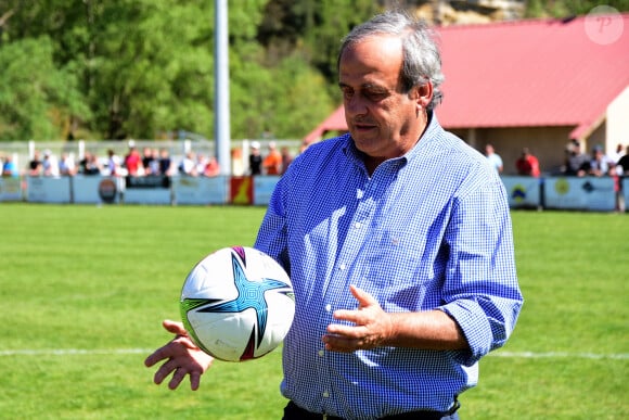 Michel Platini (parrain de l'événement) - Match de football caritatif du Variétés Club de France contre l'union départementale des pompiers de l'Ardèche au profit des pilotes de canadairs décédés en mission au Stade Georges Marquand à Aubenas en Ardèche le 18 avril 2022.  © Romain Doucelin/Bestimage 