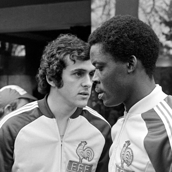 Michel Platini et Marius Trésor - Illustration de l'exposition "De Bebel à Bébert..." à Nice, le 19 juillet 2021. © Bruno Bebert/Bestimage