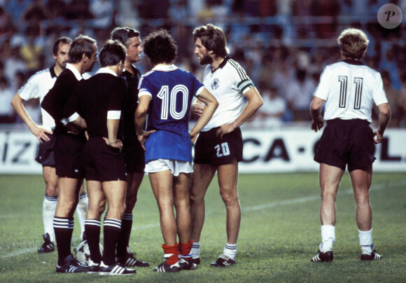 Manfred Kaltz et Michel Platini discutant avec les arbitres Charles Corver - Bruno Galler et Robert Valentine - Allemagne / France - 08.07.1982 -Coupe du Monde