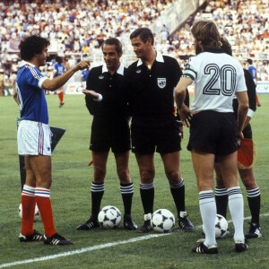 Manfred Kaltz et Michel Platini discutant avec les arbitres Charles Corver - Bruno Galler et Robert Valentine - Allemagne / France - 08.07.1982 -Coupe du Monde