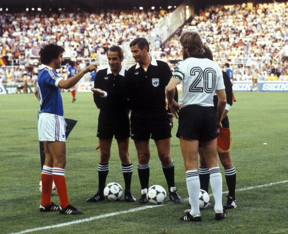 Manfred Kaltz et Michel Platini discutant avec les arbitres Charles Corver - Bruno Galler et Robert Valentine - Allemagne / France - 08.07.1982 -Coupe du Monde