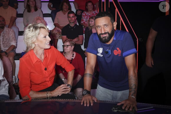 Seul hic, cette case horaire était celle de Sophie Davant, partie de France 2 pour la station de radio pour animer l'émission Sophie & les copains. 
Exclusif - Sophie Davant, Cyril Hanouna - Sur le plateau de l'émission TPMP (Touche Pas à Mon Poste) présentée en direct par C.Hanouna et diffusée sur C8 - Paris le 07/09/2023 - © Jack Tribeca / Bestimage