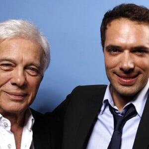 Guy Bedos et Nicolas Bedos posant lors d'une séance de portrait à Paris, France, en mars 2011. Photo par VIM/ABACAPRESS.COM