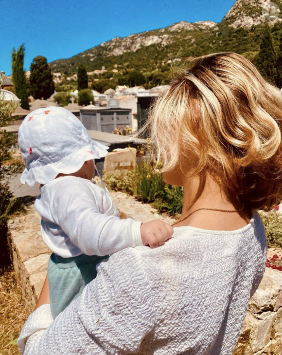 Nicolas Bedos a publié sur Instagram une photo de sa compagne et de leur fille, Joséphine, se recueillant sur la tombe de Guy Bedos
Pauline Desmonts, la compagne de Nicolas Bedos, et leur fille Joséphine, se recueillent sur la tombe de Guy Bedos, le 15 juin 2024. Photo : Instagram