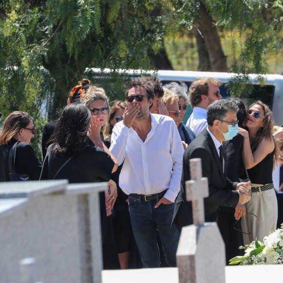 Exclusif - No web - - Nicolas Bedos et Victoria Bedos - Obsèques de Guy Bedos, décédé le 28 mai dernier à l'âge de 85 ans, au cimetière de Lumio en Corse comme l'a souhaité l'humoriste. Le 8 Juin 2020 a Lumio, Corse, France.© Olivier Sanchez/Crystal Pictures/Bestimage 