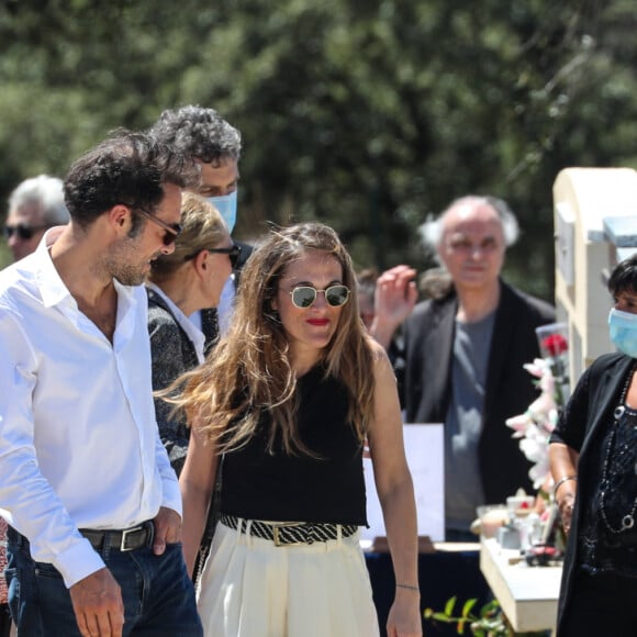 Exclusif - No web - - Doria Tillier, Victoria Bedos et Nicolas Bedos - Obsèques de Guy Bedos, décédé le 28 mai dernier à l'âge de 85 ans, au cimetière de Lumio en Corse comme l'a souhaité l'humoriste. Le 8 Juin 2020 a Lumio, Corse, France.© Olivier Sanchez/Crystal Pictures/Bestimage 