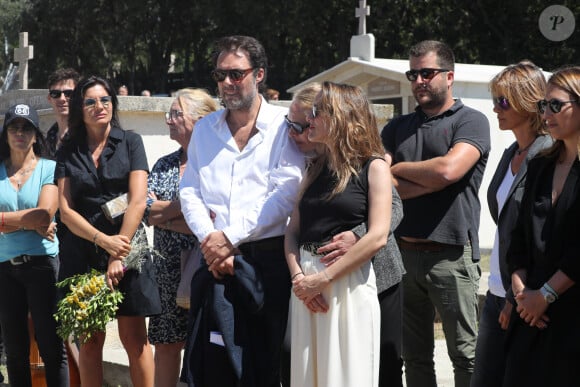 Exclusif - No web - - Nicolas Bedos, Victoria Bedos et leur mère Joëlle Bercot - Obsèques de Guy Bedos, décédé le 28 mai dernier à l'âge de 85 ans, au cimetière de Lumio en Corse comme l'a souhaité l'humoriste. Le 8 Juin 2020 a Lumio, Corse, France.© Olivier Sanchez/Crystal Pictures/Bestimage 