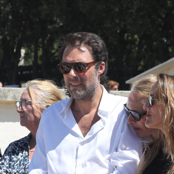Exclusif - No web - - Nicolas Bedos, Victoria Bedos et leur mère Joëlle Bercot - Obsèques de Guy Bedos, décédé le 28 mai dernier à l'âge de 85 ans, au cimetière de Lumio en Corse comme l'a souhaité l'humoriste. Le 8 Juin 2020 a Lumio, Corse, France.© Olivier Sanchez/Crystal Pictures/Bestimage 