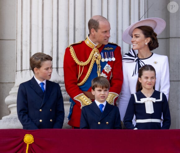 Après des mois d'absence pour soigner son cancer, la princesse est réapparue pour la cérémonie "Trooping the Colour"
Le prince William, prince de Galles, Catherine (Kate) Middleton, princesse de Galles, le prince George de Galles, le prince Louis de Galles, et la princesse Charlotte de Galles au balcon du Palais de Buckingham lors de la parade militaire "Trooping the Colour" à Londres, Royaume Uni, le 15 juin 2024. Photo par GoffPhotos/Bestimage