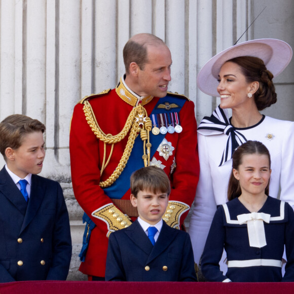 Après des mois d'absence pour soigner son cancer, la princesse est réapparue pour la cérémonie "Trooping the Colour"
Le prince William, prince de Galles, Catherine (Kate) Middleton, princesse de Galles, le prince George de Galles, le prince Louis de Galles, et la princesse Charlotte de Galles au balcon du Palais de Buckingham lors de la parade militaire "Trooping the Colour" à Londres, Royaume Uni, le 15 juin 2024. Photo par GoffPhotos/Bestimage