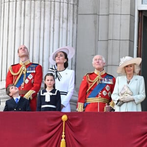 Le prince William, prince de Galles, Catherine (Kate) Middleton, princesse de Galles, le prince George de Galles, le prince Louis de Galles, la princesse Charlotte de Galles, le roi Charles III d'Angleterre, Camilla Parker Bowles, reine consort d'Angleterre, Sophie Rhys-Jones, duchesse d'Edimbourg, le prince Edward, duc d'Edimbourg et Louise Mountbatten-Windsor (Lady Louise Windsor) - Les membres de la famille royale britannique au balcon du Palais de Buckingham lors de la parade militaire "Trooping the Colour" à Londres, Royaume Uni, le 15 juin 2024. © Backgrid UK/Bestimage