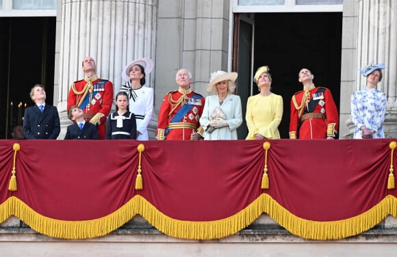 Le prince William, prince de Galles, Catherine (Kate) Middleton, princesse de Galles, le prince George de Galles, le prince Louis de Galles, la princesse Charlotte de Galles, le roi Charles III d'Angleterre, Camilla Parker Bowles, reine consort d'Angleterre, Sophie Rhys-Jones, duchesse d'Edimbourg, le prince Edward, duc d'Edimbourg et Louise Mountbatten-Windsor (Lady Louise Windsor) - Les membres de la famille royale britannique au balcon du Palais de Buckingham lors de la parade militaire "Trooping the Colour" à Londres, Royaume Uni, le 15 juin 2024. © Backgrid UK/Bestimage
