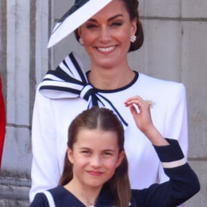 Catherine (Kate) Middleton, princesse de Galles et la princesse Charlotte de Galles - Les membres de la famille royale britannique au balcon du Palais de Buckingham lors de la parade militaire "Trooping the Colour" à Londres, Royaume Uni, le 15 juin 2024. © Ian Vogler/MirrorPix/Bestimage