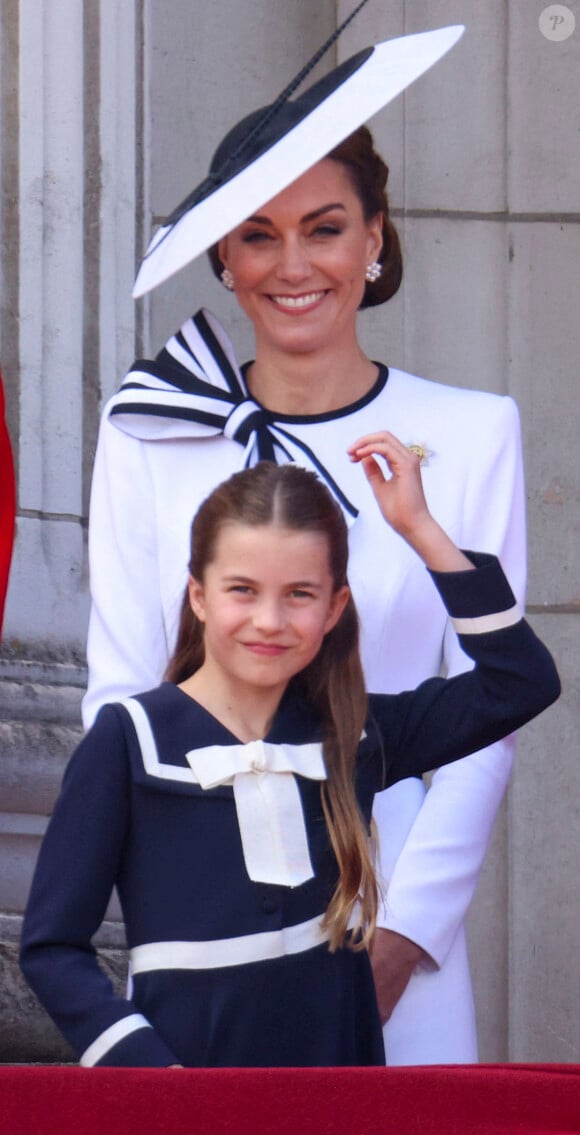 Catherine (Kate) Middleton, princesse de Galles et la princesse Charlotte de Galles - Les membres de la famille royale britannique au balcon du Palais de Buckingham lors de la parade militaire "Trooping the Colour" à Londres, Royaume Uni, le 15 juin 2024. © Ian Vogler/MirrorPix/Bestimage