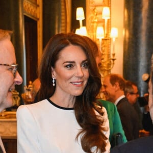 Les internautes, conquis, ont aussi remarqué que ce n'est pas la première fois qu'elle portait cette robe.
La princesse de Galles s'entretient avec le Premier ministre australien Anthony Albanese (à gauche), lors d'un déjeuner des gouverneurs généraux du royaume et des Premiers ministres au palais de Buckingham à Londres, avant le couronnement du roi Charles III. Londres, Royaume-Uni, le 5 mai 2023. Photo par Toby Melville/PA Photos/ABACAPRESS.COM