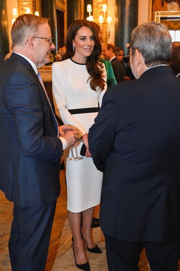 Les internautes, conquis, ont aussi remarqué que ce n'est pas la première fois qu'elle portait cette robe.
La princesse de Galles s'entretient avec le Premier ministre australien Anthony Albanese (à gauche), lors d'un déjeuner des gouverneurs généraux du royaume et des Premiers ministres au palais de Buckingham à Londres, avant le couronnement du roi Charles III. Londres, Royaume-Uni, le 5 mai 2023. Photo par Toby Melville/PA Photos/ABACAPRESS.COM