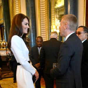 Peu avant le couronnement de Charles III, l'année dernière, elle l'avait déjà portée, avec des accessoires différents.
La princesse de Galles s'entretient avec le Premier ministre néo-zélandais, Chris Hipkins, lors d'un déjeuner des gouverneurs généraux du royaume et des Premiers ministres au palais de Buckingham à Londres, avant le couronnement du roi Charles III. Londres, Royaume-Uni, le 5 mai 2023. Photo par Toby Melville/PA Photos/ABACAPRESS.COM