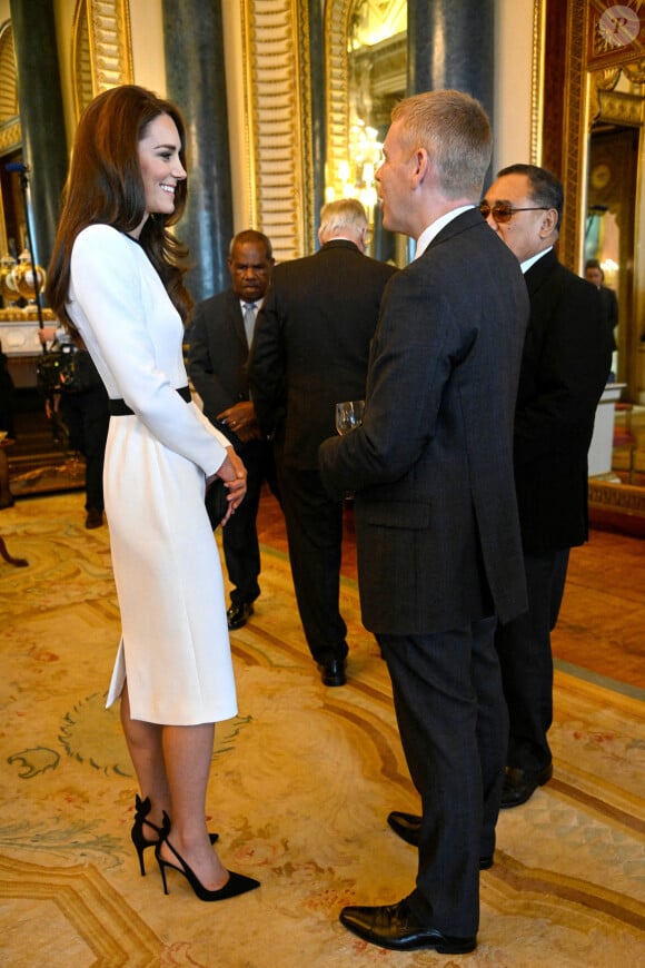 Peu avant le couronnement de Charles III, l'année dernière, elle l'avait déjà portée, avec des accessoires différents.
La princesse de Galles s'entretient avec le Premier ministre néo-zélandais, Chris Hipkins, lors d'un déjeuner des gouverneurs généraux du royaume et des Premiers ministres au palais de Buckingham à Londres, avant le couronnement du roi Charles III. Londres, Royaume-Uni, le 5 mai 2023. Photo par Toby Melville/PA Photos/ABACAPRESS.COM