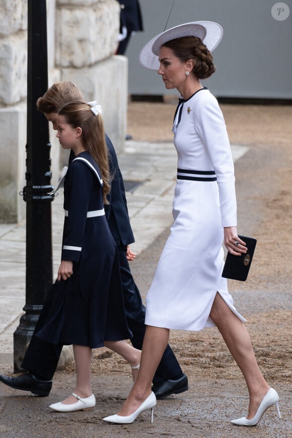 Elle portait une élégante robe blanche, ornée d'une ceinture noire et d'un noeud rayé noir et blanc.
Catherine la princesse de Galles et ses enfants, le prince George, la princesse Charlotte et le prince Louis, assistent au défilé de l'anniversaire du roi à Horse Guards Parade, Londres, Angleterre, Royaume-Uni, le samedi 15 juin 2024. Photo par Justin Ng/Avalon/ABACAPRESS.COM