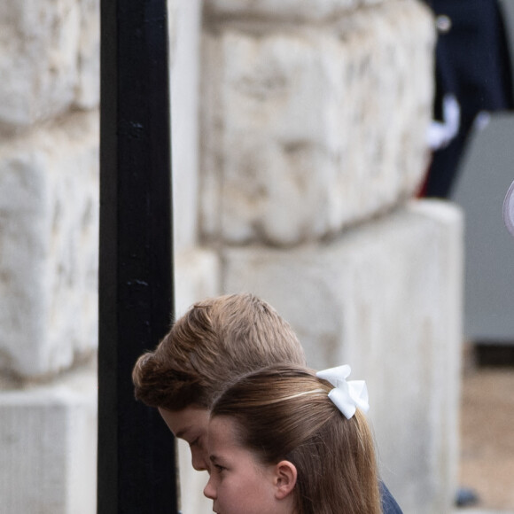 Elle portait une élégante robe blanche, ornée d'une ceinture noire et d'un noeud rayé noir et blanc.
Catherine la princesse de Galles et ses enfants, le prince George, la princesse Charlotte et le prince Louis, assistent au défilé de l'anniversaire du roi à Horse Guards Parade, Londres, Angleterre, Royaume-Uni, le samedi 15 juin 2024. Photo par Justin Ng/Avalon/ABACAPRESS.COM