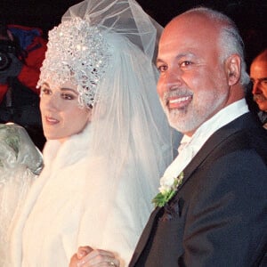 Le coût total de ces noces de princesse avait été estimé à un demi-million de dollars (les fleurs avaient notamment coûté entre 100 000 et 200 000 dollars) et dont les préparatifs "avaient duré trois mois et avaient nécessité le travail de 800 personnes", ajoutait le Journal de Montréal.
Céline Dion et René Angelil lors de leur cérémonie de mariage à Montréal, le 17 décembre 1994