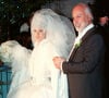 Le montant de la robe de mariée de la star canadienne, imaginée et dessinée par elle-même, s'élevait à 25 000 euros de budget et avait demandé environ 1000 heures de travail par la créatrice Mirella Gentil et son mari Steve afin de réaliser le rêve de Céline Dion.
Céline Dion et René Angelil lors de leur cérémonie de mariage à Montréal, le 17 décembre 1994 