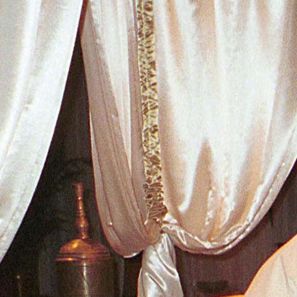 La toilette de celle qui s'apprêtait à épouser René Angelil était complété par un boléro de vison blanc, d'une valeur de 10 000 dollars, offert pas une maison montréalaise Zuki. 
Céline Dion et René Angelil lors de leur réception de style oriental pour réitérer leurs voeux de mariage à Las Vegas en 2000